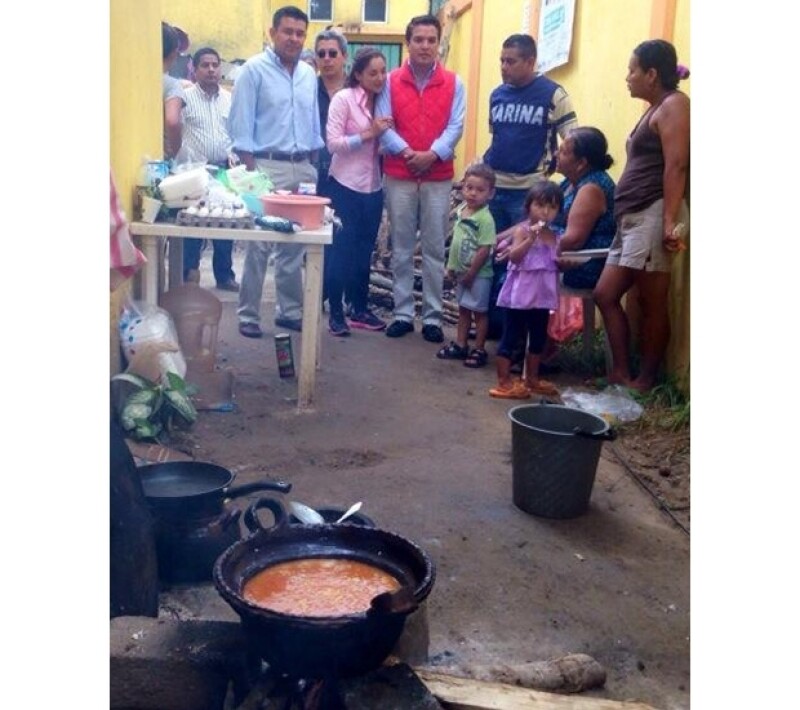 Entregaron en manos propias las despensas recaudadas a los habitantes de `La Pintada´en Guerrero.