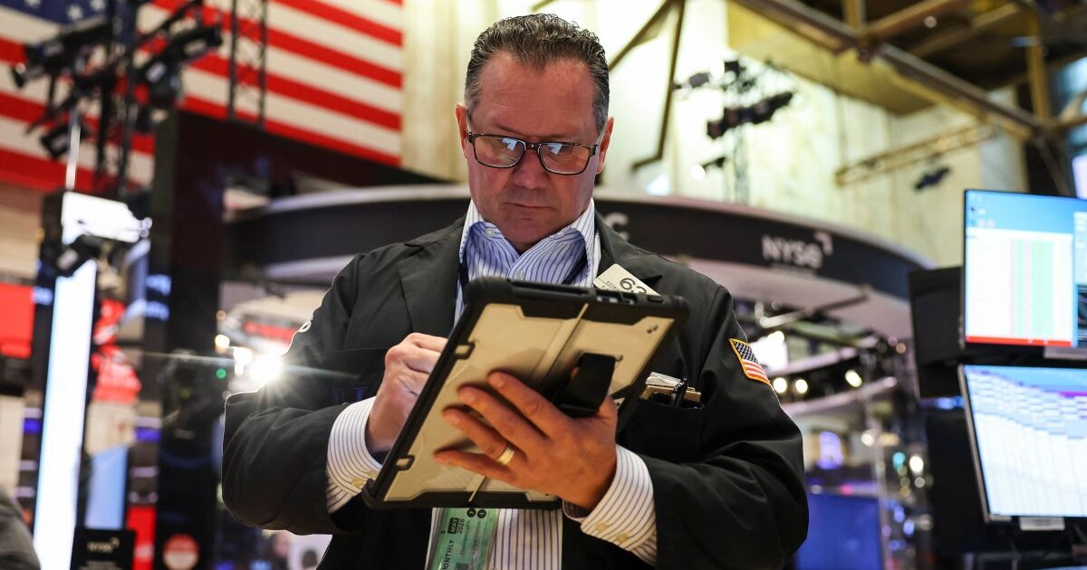 Wall Street cae por toma de utilidades, petróleo al alza y datos de ...