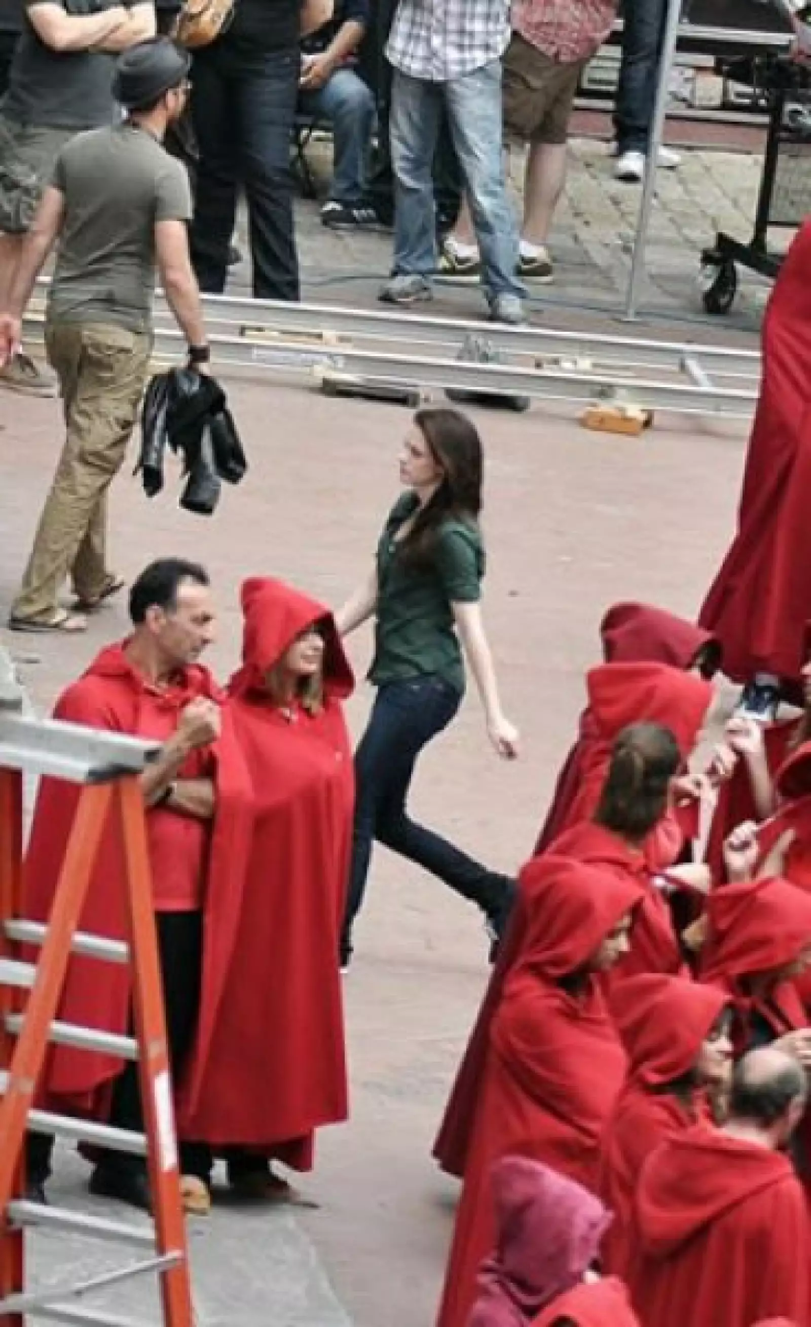 Antes de poder llegar con Edward, Bella deberá atravesar una plaza llena de personas, las cuales le dificultaran llegar al lado de su amado.