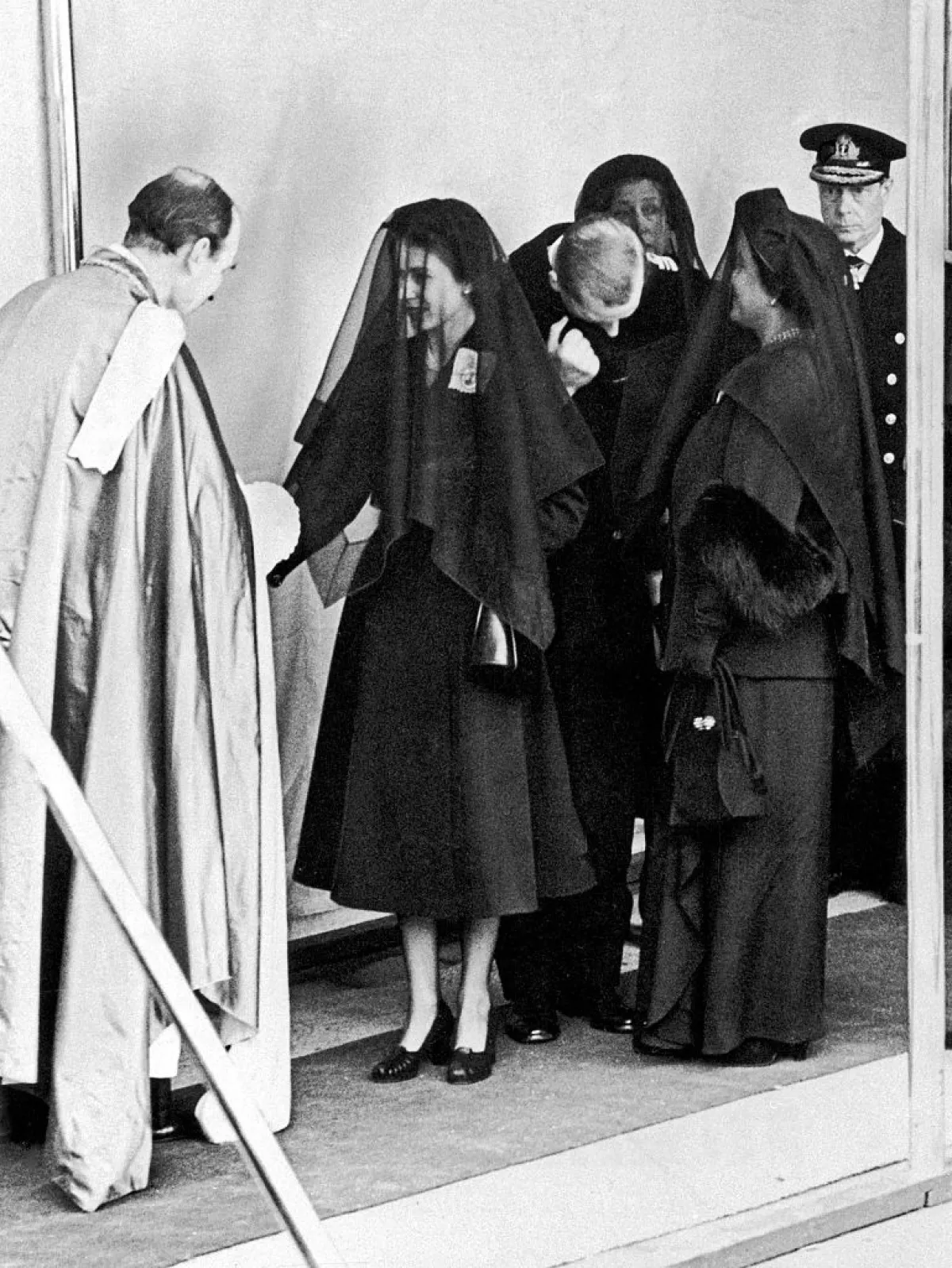 Isabel  II y Eric Hamilton, decano de Windsor