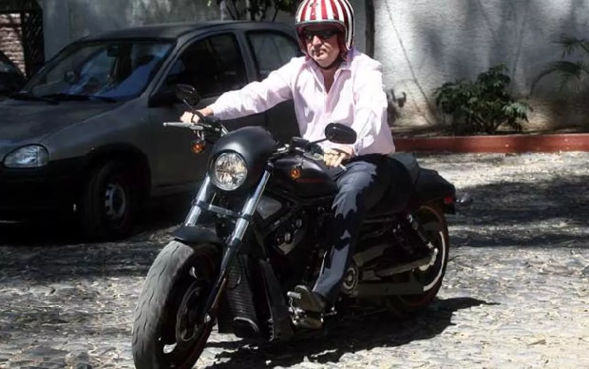 El presidente de Chivas llegó ayer en moto al entrenamiento del equipo. Y claro, como conductor responsable, no olvidó ponerse el casco, además, protegió sus ojos con unos modernos lentes de sol.