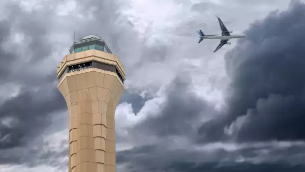 180411 avion torre control is CHUYN.jpg