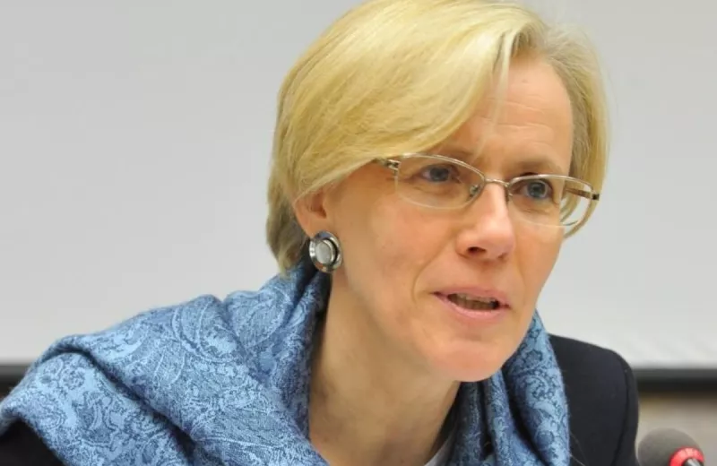 Corinne Momal-Vanian resaltó la importancia de los jóvenes en la democracia.