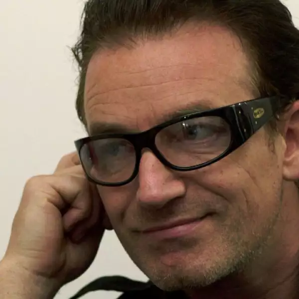 El vocalista de U2 fue diagnosticado con fotofobia -que puede ser causada por el uso excesivo de lentes de contacto, migraña o meningitis-, por lo que su doctor le recomendó usar lentes todo el tiempo. Aquí en 2000.
