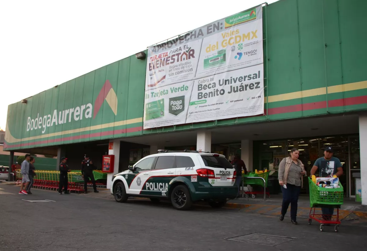 CIUDAD DE MÉXICO DE MÉXICO, 26MARZO2020.- Tras los recientes saqueos en supermercados del Estado de México, tiendas de conveniencia, de la ciudad protegen sus sucursales con elementos de la policía capitalina.
FOTO: ROGELIO MORALES /CUARTOSCURO.COM