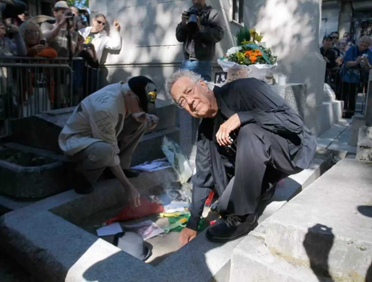El vocalista de la banda The Doors, murió el 2 de julio de 1971 a consecuencia de un ataque cardiaco en su bañera en París. Tenía 27 años.