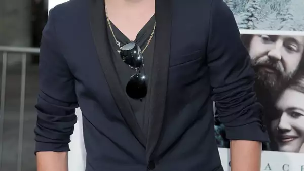 El hijo mayor de Victoria y David Beckham cumple hoy 16 años de edad. Se ha convertido con rapidez en un independiente y guapo adolescente, definiendo a cada paso su estilo y forma de ser.