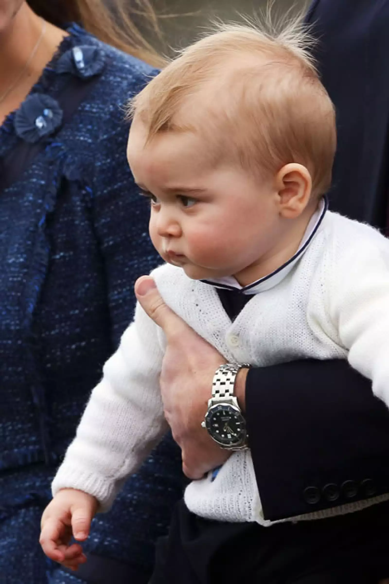 El príncipe George tiene rasgos de ambos padres, Kate y Guillermo.