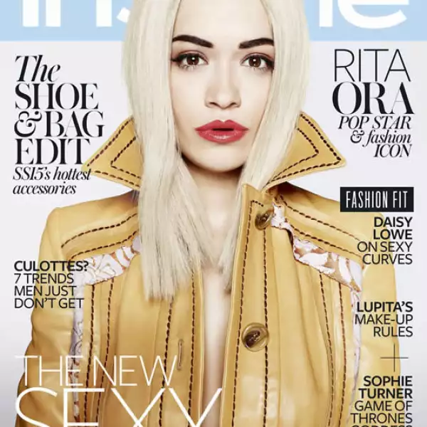 Para InStyle UK, Rita Ora fue fotografiada por Marcin Tyszka. Aparece con labios rojos y brillantes, cejas gruesas y una trenchcoat de piel amarilla de Prada, colección primavera verano 2015.