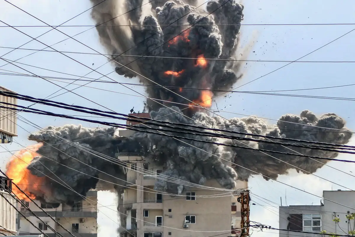 Una bola de fuego se eleva desde un edificio golpeado por un ataque aéreo israelí en el área de Abbasiyeh, en las afueras de la ciudad libanesa del sur de Tiro, el 8 de abril de 2026.