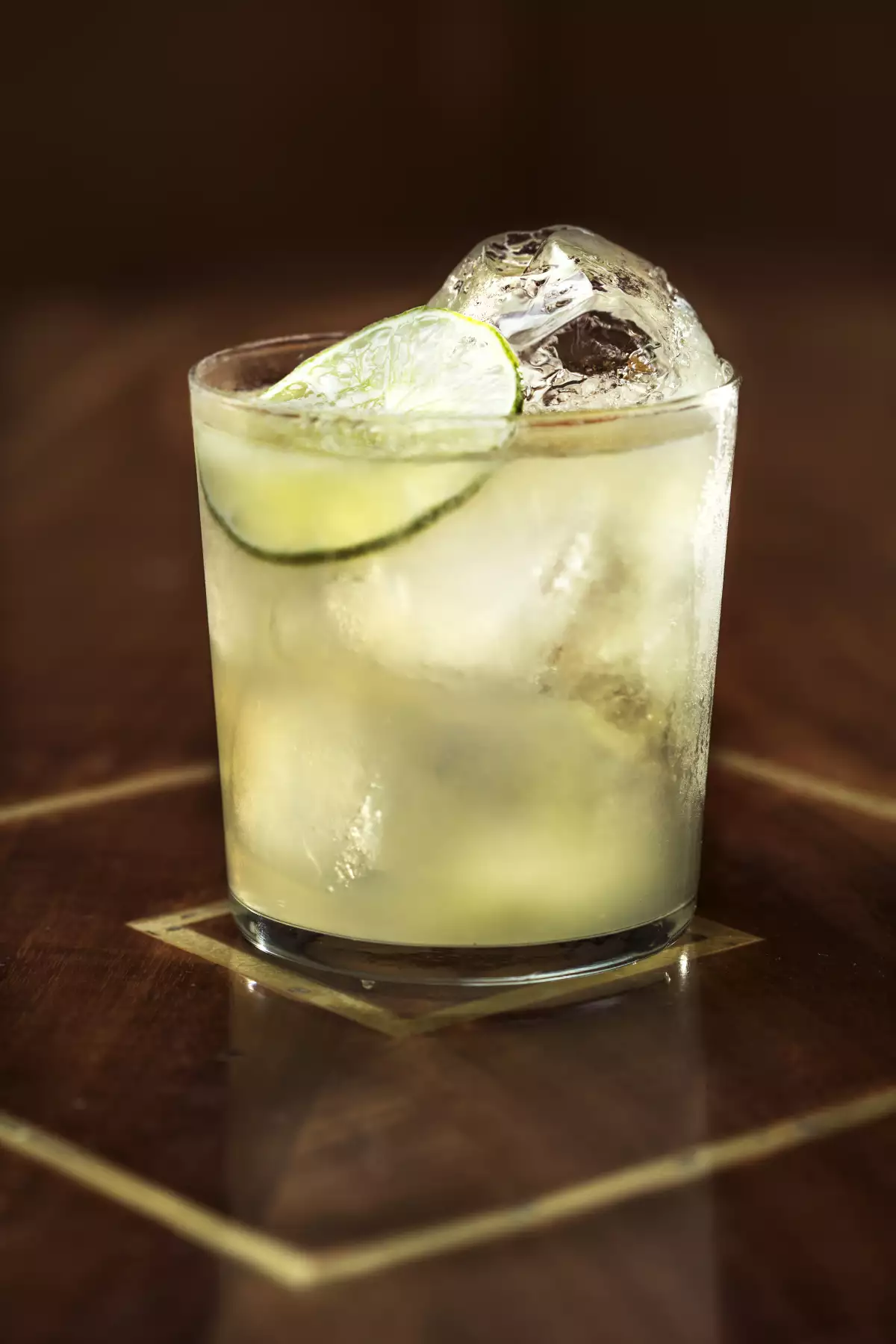 Bandido verde, coctel con limón, mezcal y Ancho Reyes Verde 