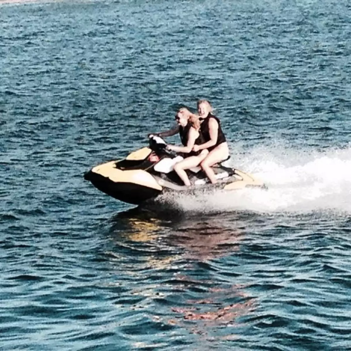 Acompañadas de varias amigas, las actrices estuvieron en un yate y disfrutaron del mar de Long Island, fue la comediante quien publicó fotos de su viaje en Instagram.