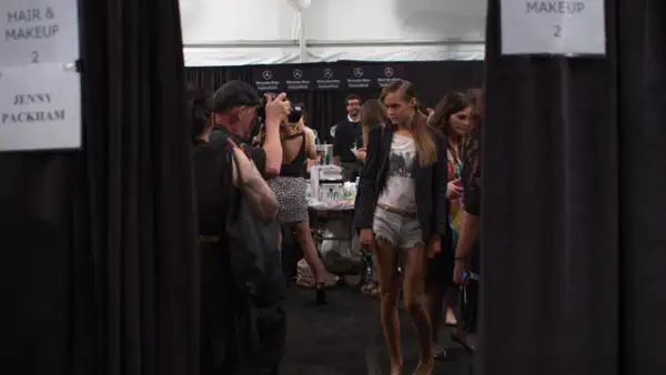 Mientras la gente esperaba entrar al show, un equipo de aproximadamente 20 estilistas alistaban a las modelos entre fotógrafos, periodistas y gente del staff de la diseñadora.