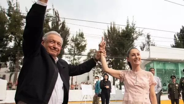 El presidente AMLO levanta la mano a Claudia Sheinbaum