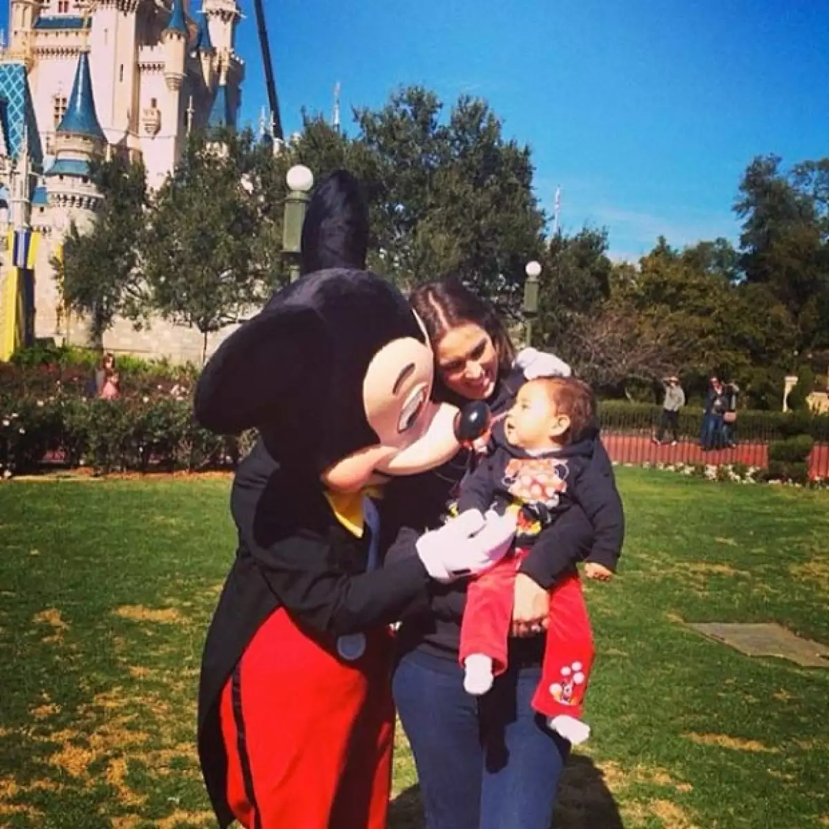 Con una tierna imagen, la conductora le mostró a sus seguidores de Twitter e Instagram que se encuentra de paseo con su primogénita en Disney World, donde su hija ya conoció a su primer amor.