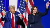 Su combinación de imágenes creadas el 9 de septiembre de 2024 muestra, L-R, al ex presidente de los Estados Unidos y candidato presidencial republicano Donald Trump bailando mientras abandona el escenario después de hablar junto a la ex representante estadounidense Tulsi Gabbard durante una reunión del ayuntamiento en La Crosse, Wisconsin, el 29 de agosto de 2024 y la vicepresidenta estadounidense y candidata presidencial demócrata Kamala Harris llegando al escenario para hablar en el cuarto y último día de la Convención Nacional Demócrata (DNC) en el United Center en Chicago, Illinois, el 22 de agosto de 2024.