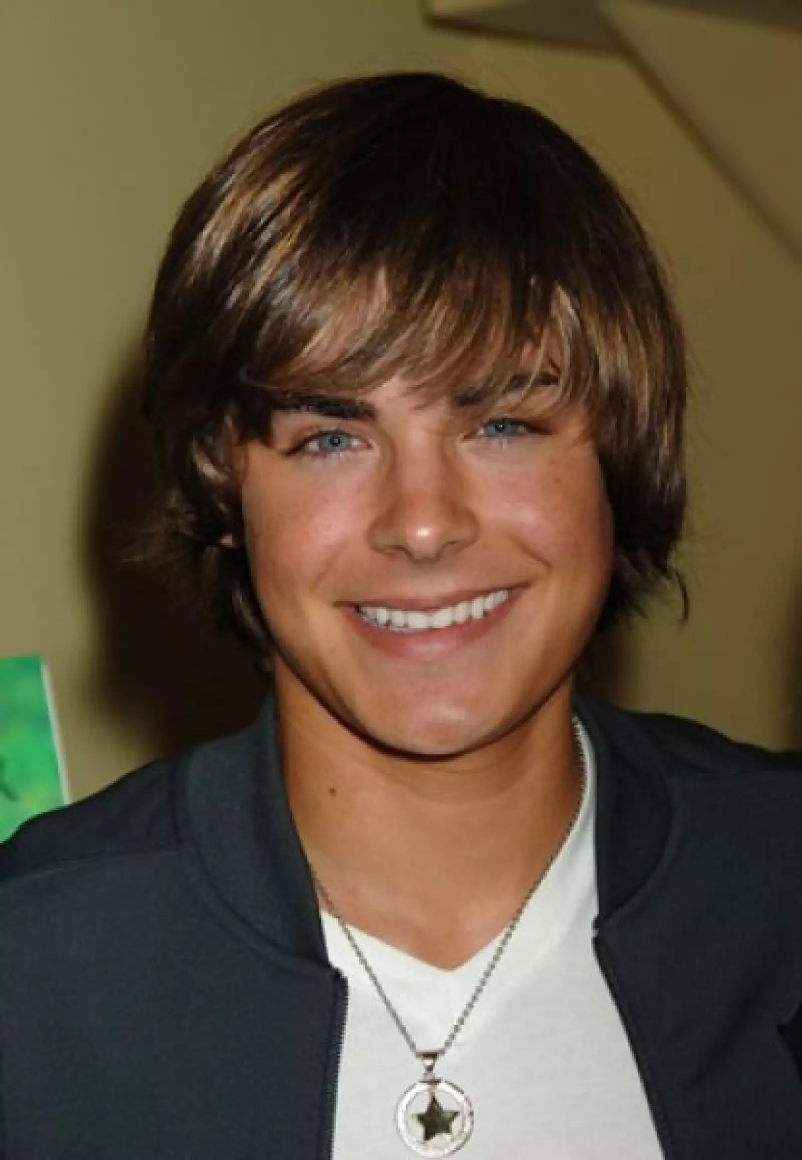 (2006. 19 años) En 2007 formó parte del reparto de la adaptación cinematográfica del musical `Hairspray´, interpretando a `Link Larkin´, en el que compartió créditos con John Travolta, Michelle Pfeiffer, Queen Latifah y Christopher Walken.