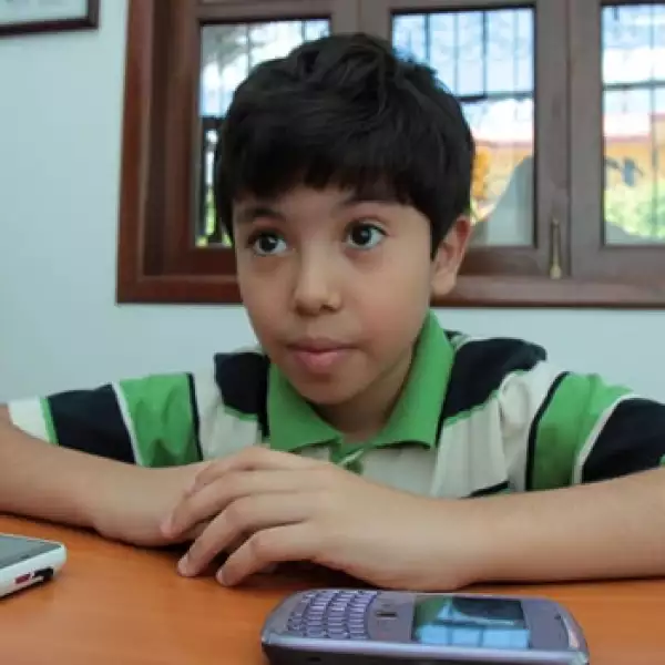 Luis Roberto Ramirez Alvarez en un escritorio con dos celulares