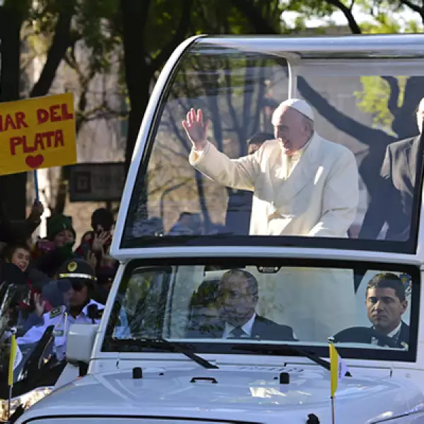 El papa recorrió la Ciudad de México para visitar Palacio Nacional.