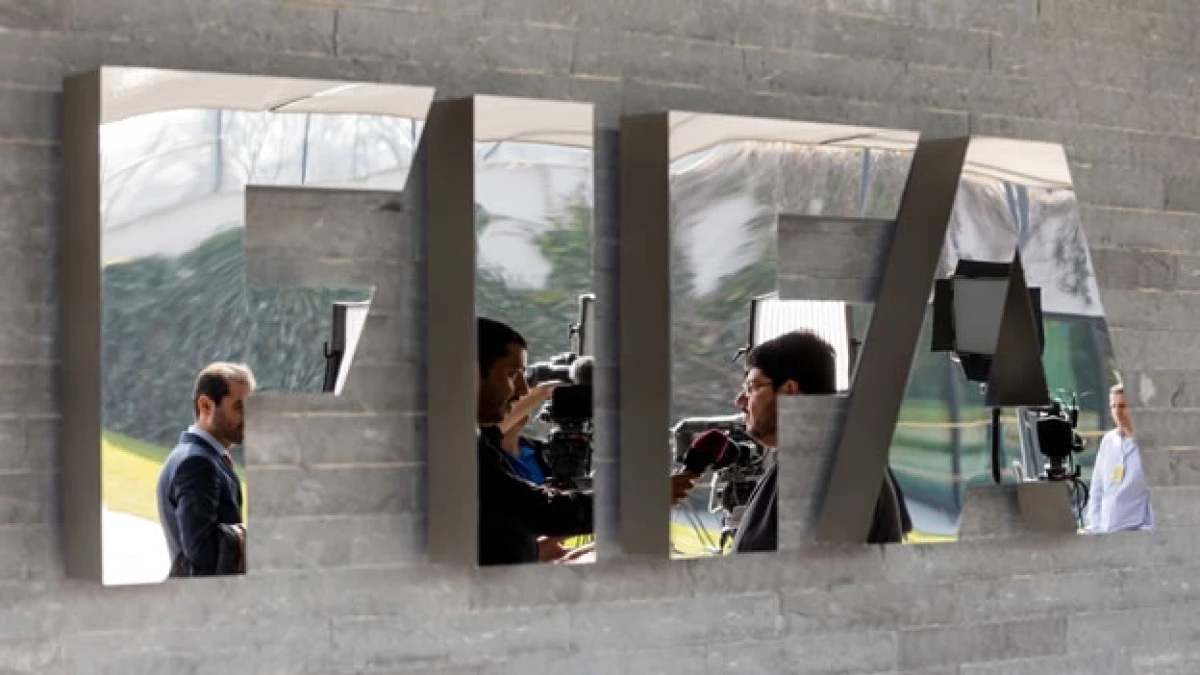 El órgano internacional del futbol mundial examinará el actuar de sus funcionarios por acusaciones de sobornos