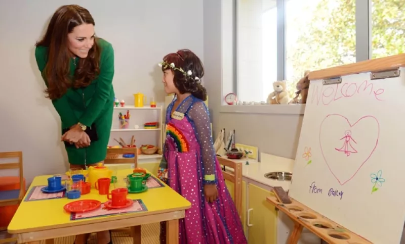 En el sexto día de visita por Australia y Nueva Zelanda, la Duquesa de Cambridge acudió a una estancia para enfermos terminales. Convivió con los pequeños y sus familias.