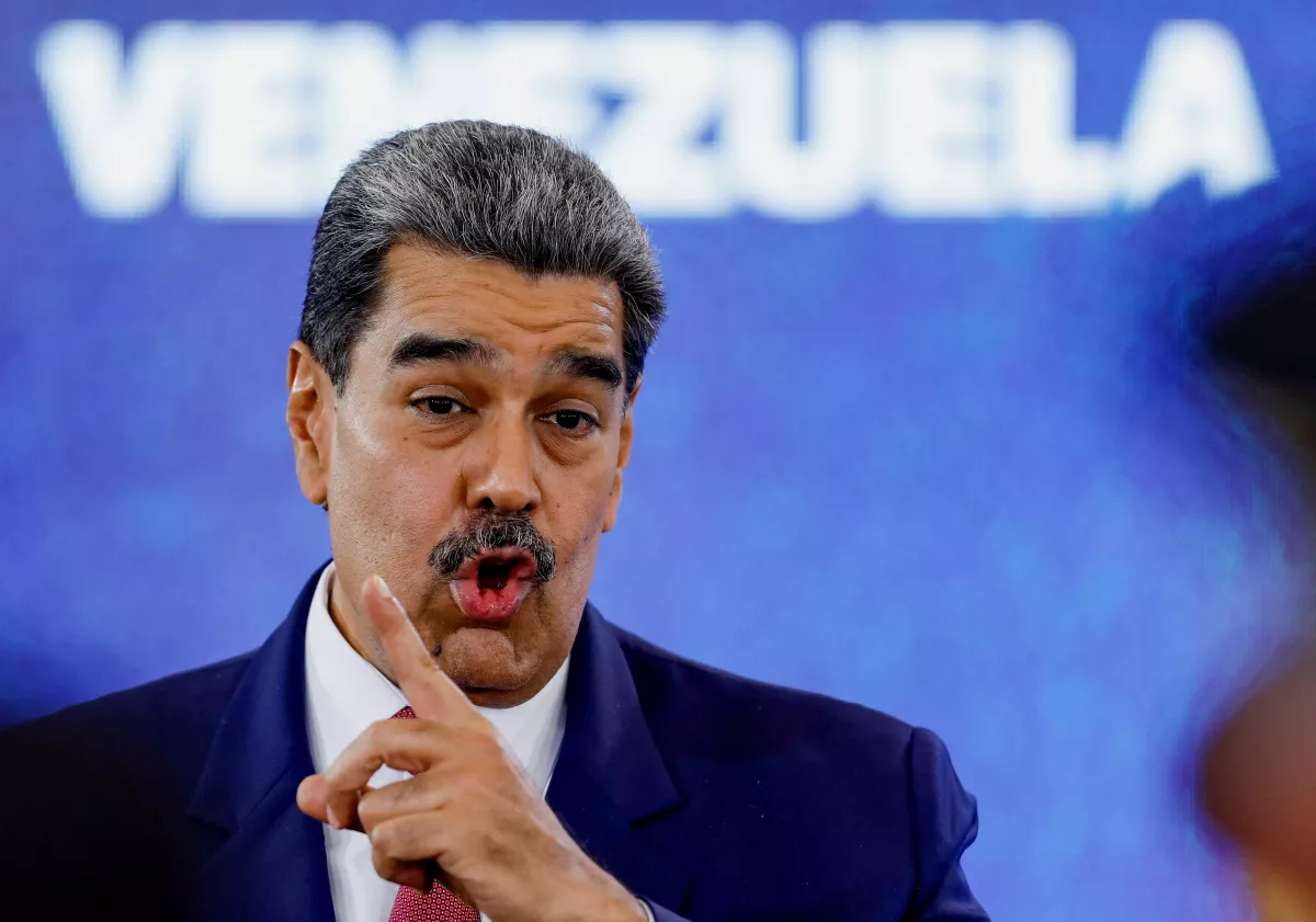 El presidente de Venezuela, Nicolás Maduro, hace un gesto al final de una conferencia de prensa, días después de decir que Venezuela desplegaría defensas militares, policiales y civiles en 284 ubicaciones de "frente de batalla" en todo el país, en medio de mayores tensiones con los Estados Unidos, en Caracas, Venezuela, el 15 de septiembre de 2025.