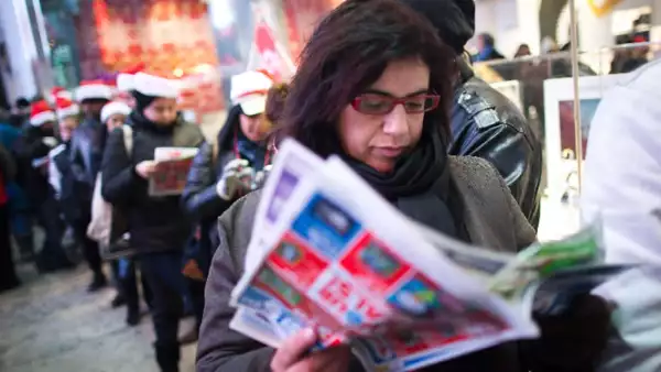 El frío no disminuyó las largas filas de personas a la espera del primer minuto del viernes.