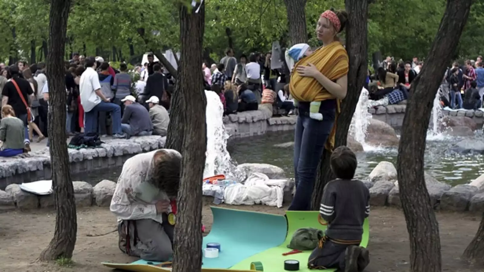 padres con sus hijos asisten a la protesta