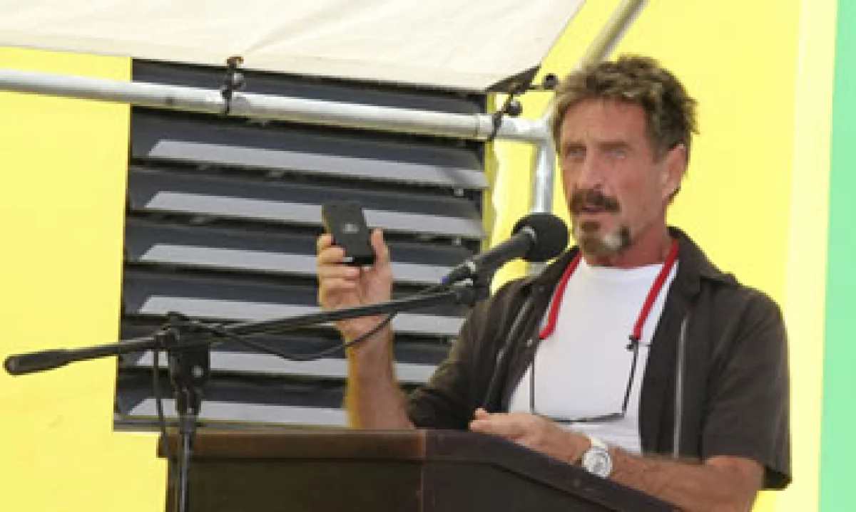 John McAfee detalló que ha ennegrecido su rostro y los dientes, viste un sarape y ha fingido ser un vendedor de esculturas de madera. (Foto: AP)