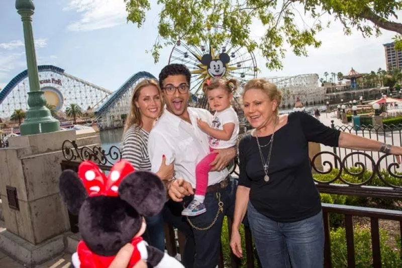 El actor mexicano, su esposa Heidi Balvanera, la pequeña Elena y la abuela Cecilia, pasaron inolvidables momentos en el famoso parque de diversiones.