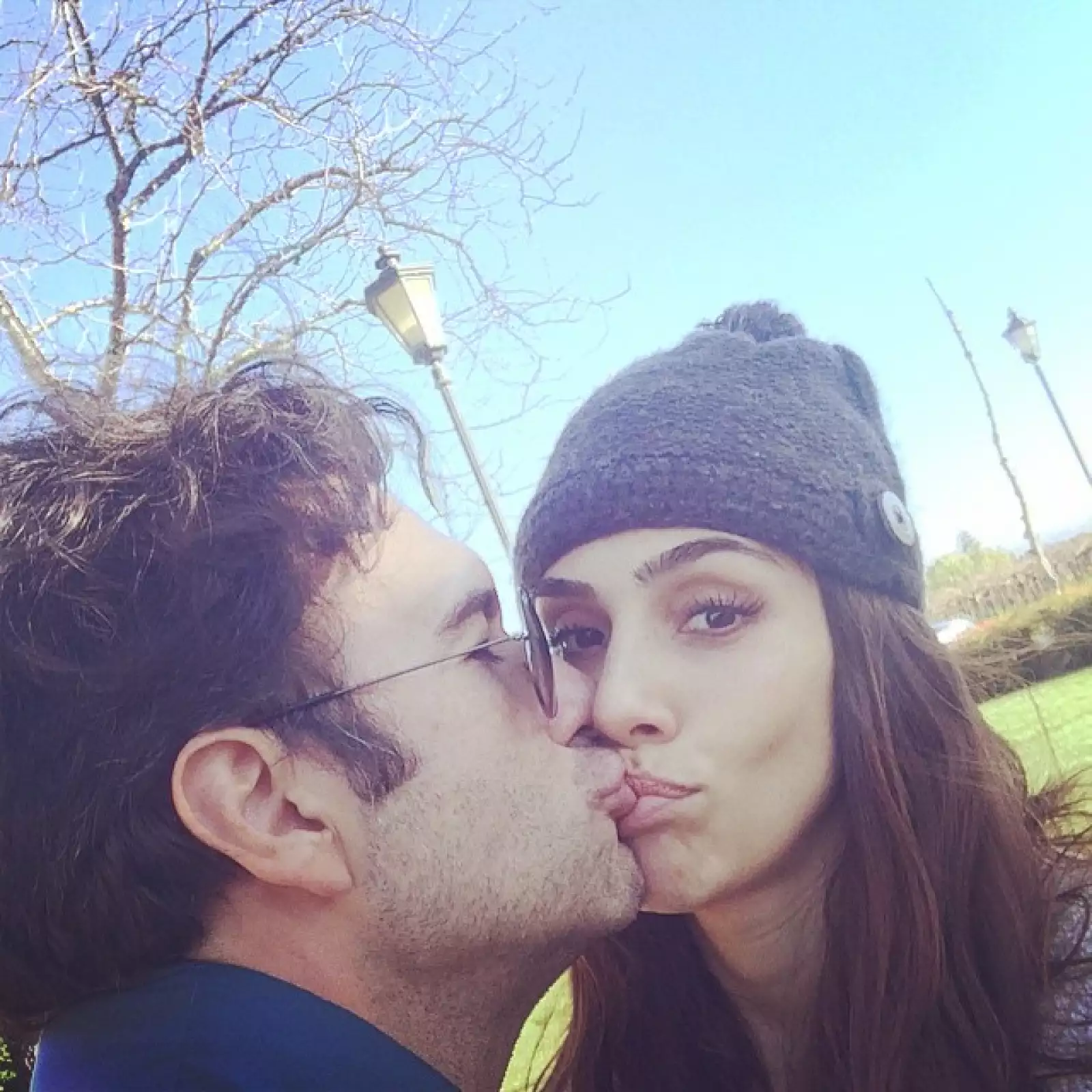 La pareja muy enamorada en los viñedos de Napa.