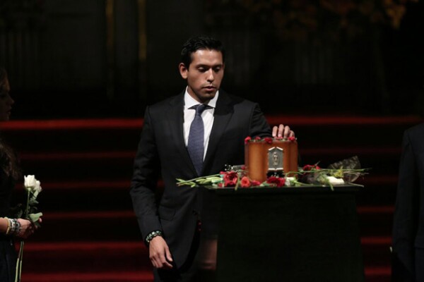 Iván Aguilera, hijo del cantante, retiró los restos de su padre tras el homenaje.