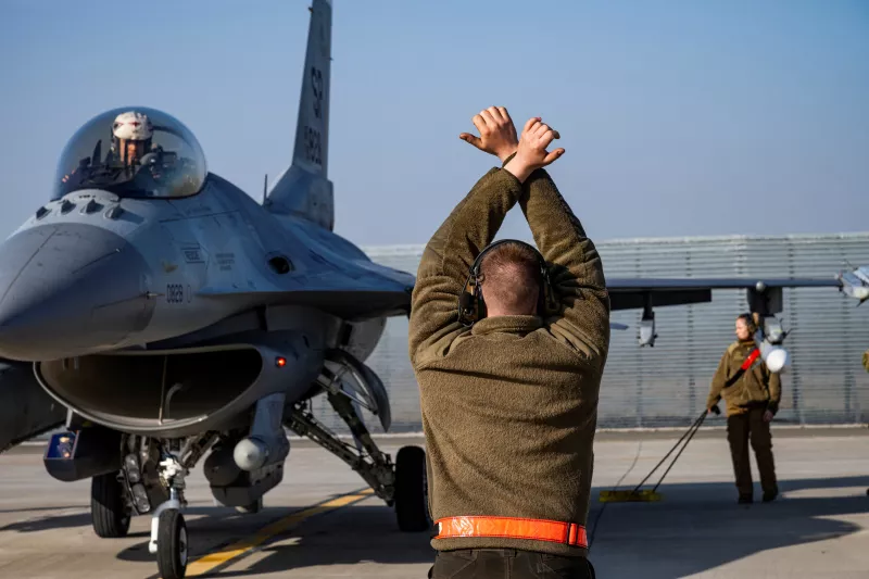 Un aviador de la Fuerza Aérea de Estados Unidos dirige un avión F-16 Fighting Falcon asignado al 480th Fighter Squadron, en la 86th Air Base cerca de Fetesti, Rumania, el 17 de febrero de 2022.