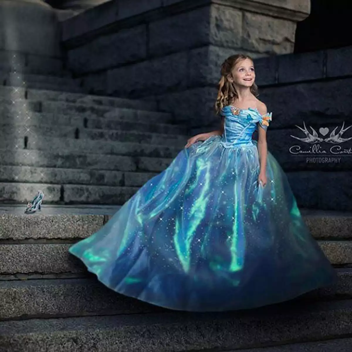 Cenicienta saliendo del castillo del príncipe.