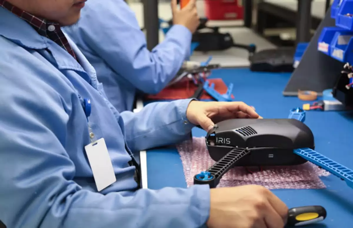 El equipo de t�cnicos e ingenieros que construyen los drones