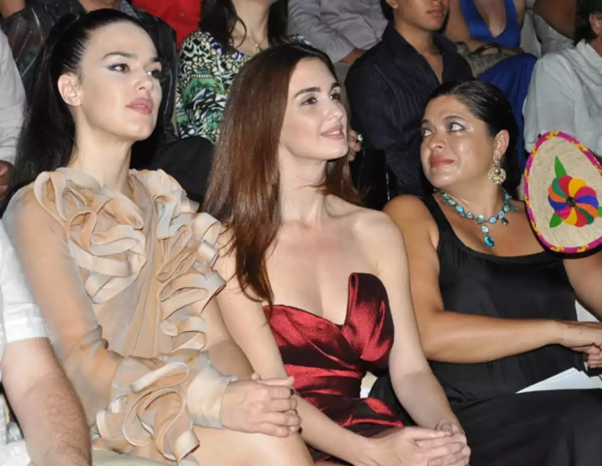 Paz Vega estuco acompañada en el evento por su hermana, Sara, quien lució un elegante vestido en tono claro y se mostró muy emocionada por el reconocimiento que el Festival de Cine le hizo a Paz.