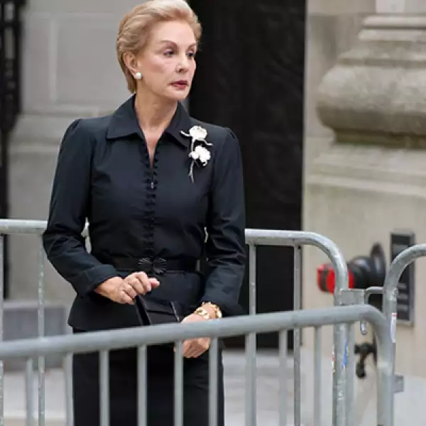 La diseñadora Carolina Herrera fue una de las estrellas de la moda en el funeral de la actriz.