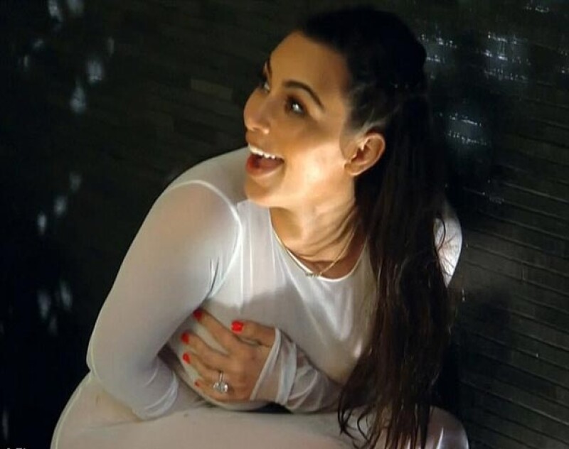 Kim se cubrió de inmediato al descubrir la presencia de su medio hermano.