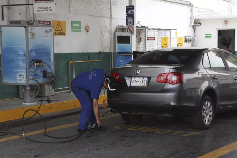 Los autos que circulan en la Megalópolis, que incluye a la Ciudad de México, estarán bajo nuevas normas de verificación anticontaminante.