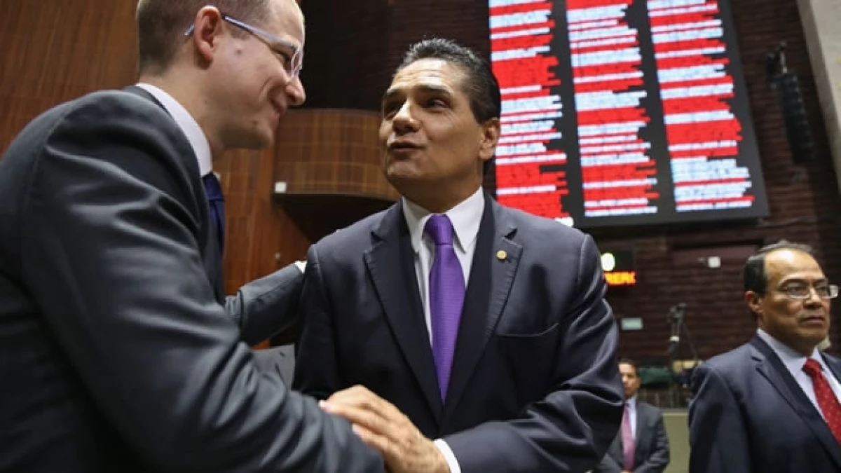 Ricardo Anaya (izquierda), coordinador del PAN, saluda a Silvano Aureoles Conejo, presidente de la mesa directiva de la Cámara de Diputados, este jueves durante una sesión ordinaria