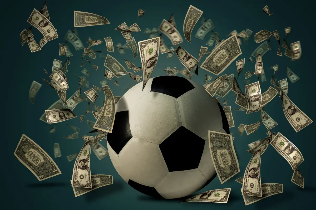 Balón de futbol con billetes