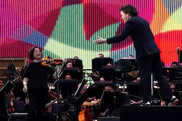 Foto de Gustavo Dudamel frente a LA Phil en el escenario del Coachella 2025.