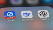Pantalla de un celular con aplicaciones de IA chinas y estadounidenses. 