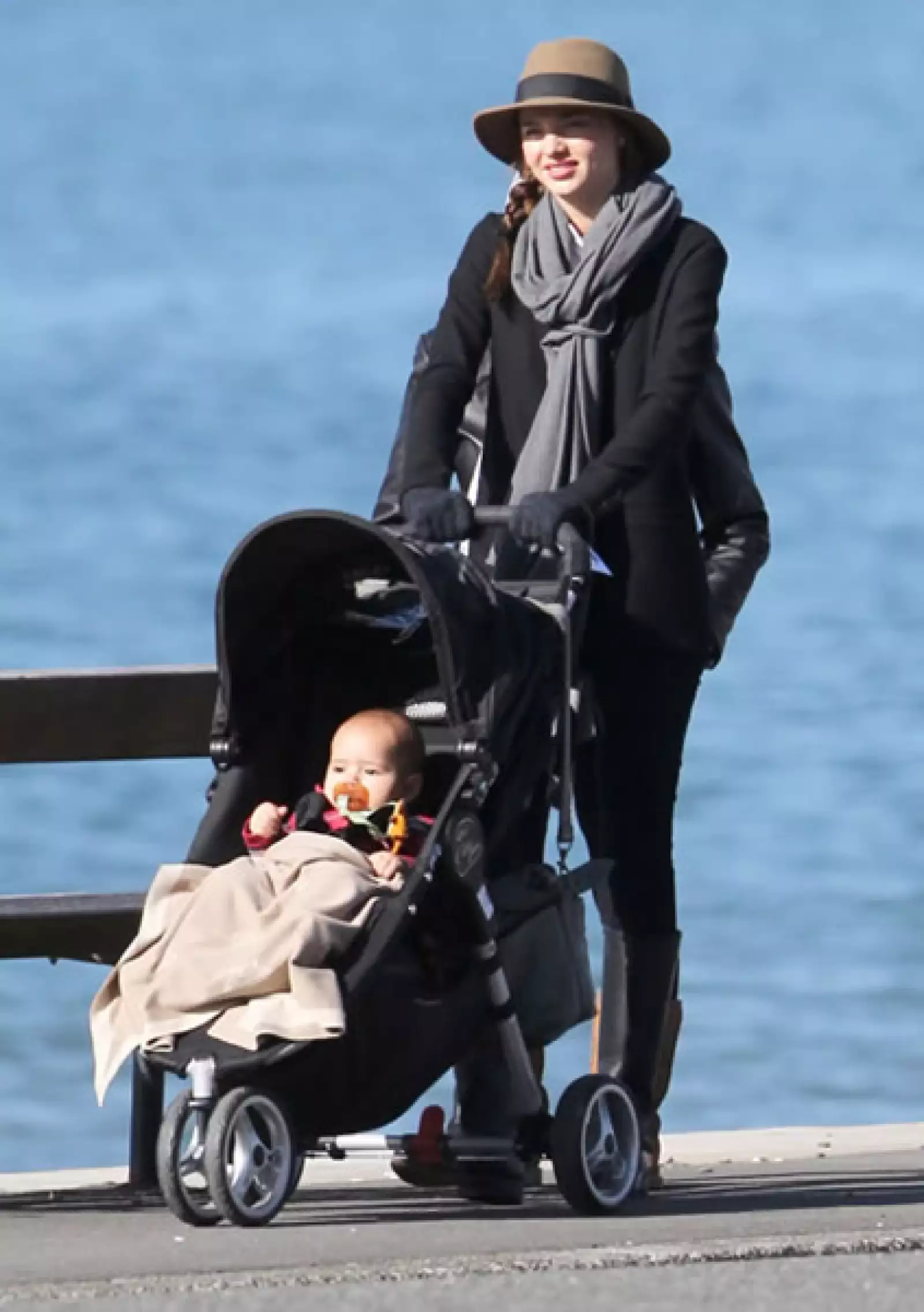 Miranda Kerr combina un sombrero marrón con un total look azul marino.