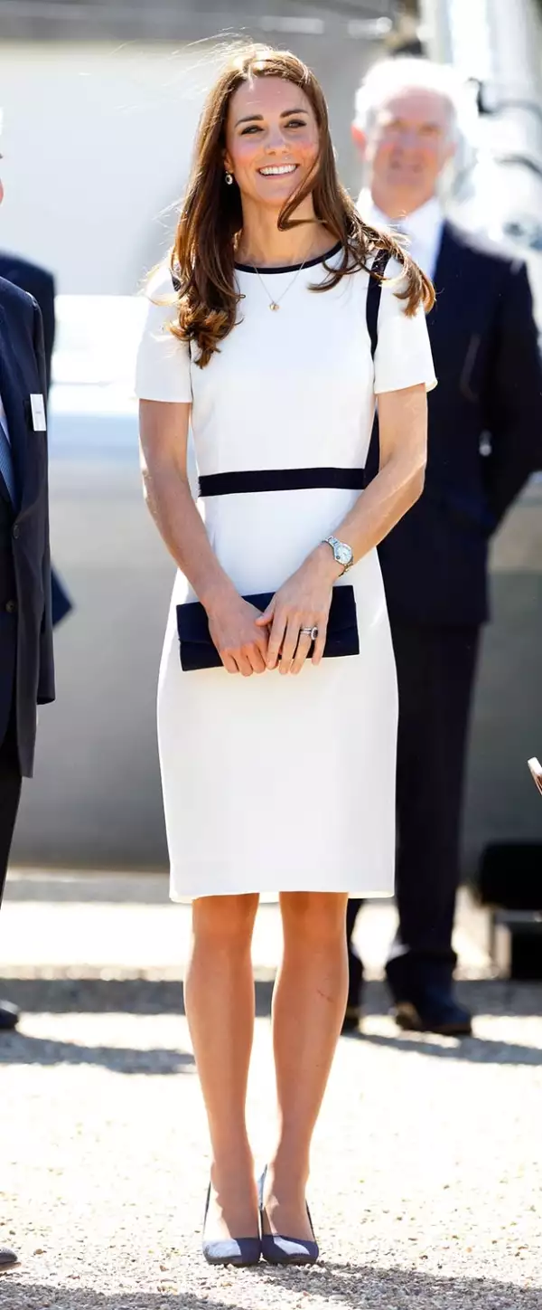 Acertadamente, la mamá del príncipe George combinó el vestido blanco con franjas azules en la cintura, el cuello y las mangas con un par de zapatos de Alexander McQueen en marino.