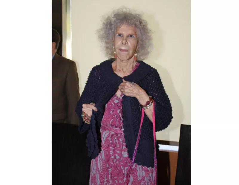 La española de 87 años se encontraba en Roma cuando sufrió una caída. El saldo: fémur roto y una contusión.