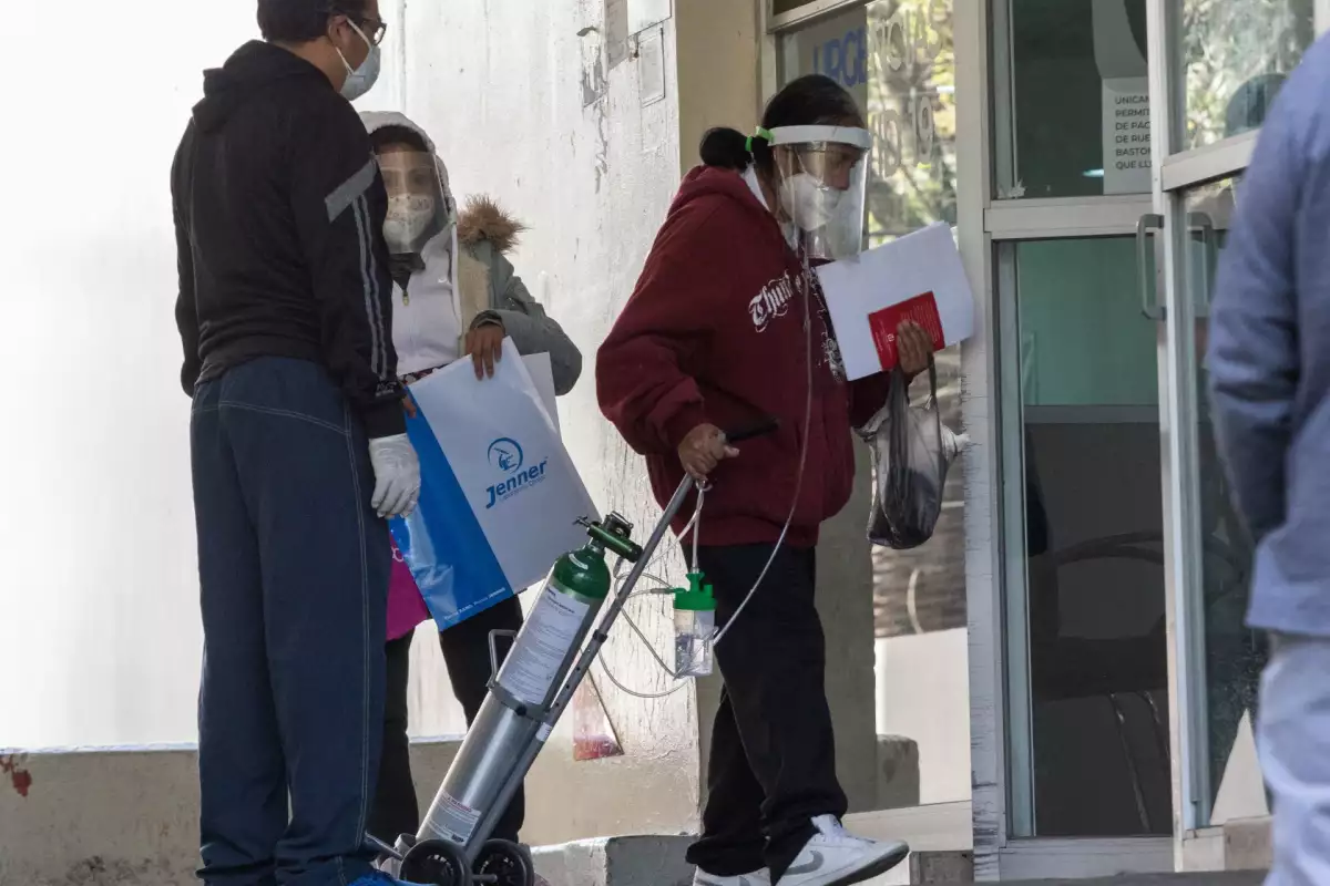 Una mujer de la tercera edad con oxigenación artificial entra al área de urgencias Covid-19 del Hospital de los Venados IMSS.