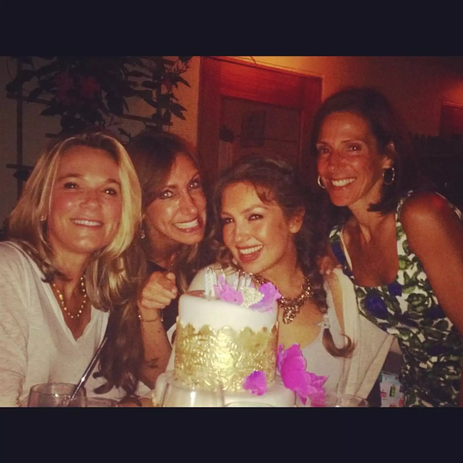 Amigas de la cantante no podían faltar a la celebración.