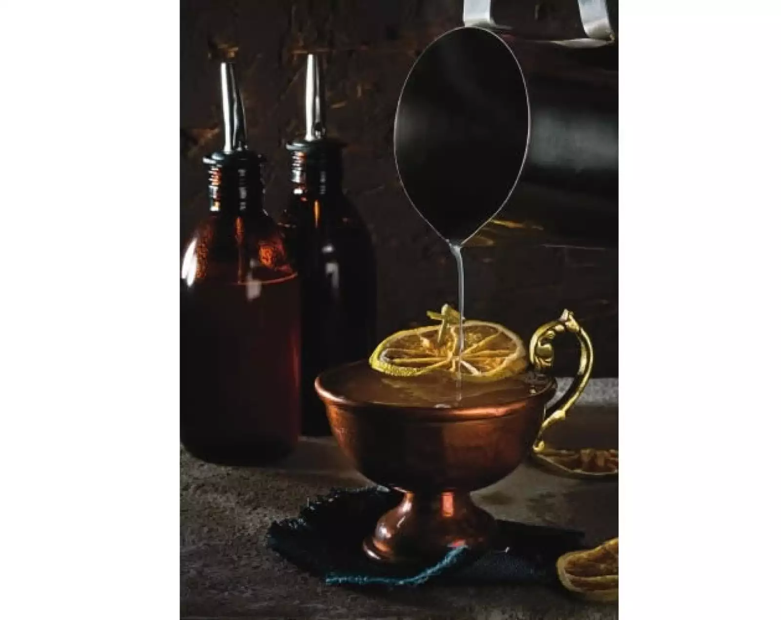 Ha llegado ese momento del año en el que las posadas inundan la agenda de los mexicanos, y de probar el tradicional ponche con esos cálidos sabores frutales. Óscar Valle, mixólogo del bar LIMANTOUR...