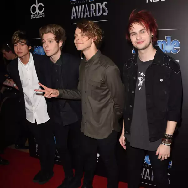 5 Seconds of Summer se dio a conocer acompañando a One Direction es su gira Take me Home en 2013 y debido al éxito presentaron su álbum debut con las canciones “She Looks so Perfect” y “Amnesia”.